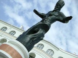 В Крыму будут сносить украинские памятники