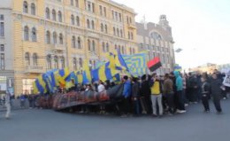 В Харькове болельщики "Металлиста" и "Днепра" проводят шествие в знак единства Украины