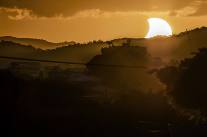 Фотограф сделал великолепный снимок первого солнечного затмения в этом году (ФОТО)