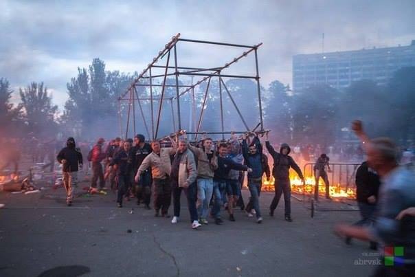 Как футбольные фанаты и прохожие в Одессе спасали от пожара людей (ФОТО)