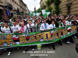 Фанаты "Днепра" и "Карпат" проведут марш в вышиванках
