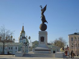 Неизвестные сепаратистскими лозунгами расписали монумент независимости в Харькове