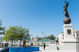 В Харькове вандалы надругались над памятником Независимости