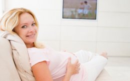 Беременным женщинам нельзя смотреть телевизор во время еды