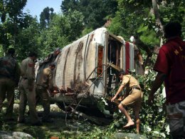 В Индии пассажирский автобус рухнул в ущелье