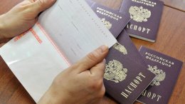 Украинские пограничники ссаживают с поездов крымчан с российскими паспортами