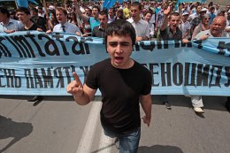 Десятитысячный митинг татар в Крыму проходит под пристальным вниманием ОМОНа (ВИДЕО)