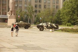 Перед зданием Горловского горсовета находится бронетехника с флагами "ДНР"