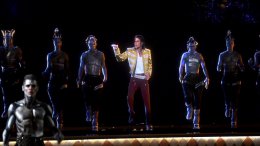 Фанаты Майкла Джексона вновь увидели своего кумира на сцене (ВИДЕО)