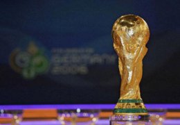 В Бразилии вандалы сожгли шестиметровую копию Кубка мира