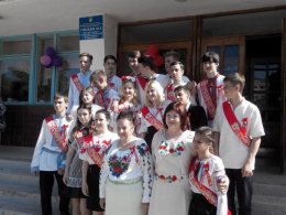 Выпускники Крыма в знак протеста против оккупации пришли в школу в вышиванках (ФОТО)