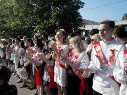 В Севастополе выпускники гимназии пришли на последний звонок в вышиванках (ФОТО)