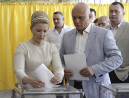 Яценюк и Тимошенко отпраздновали завершение выборов