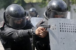 Правоохранители оказывают сопротивление террористам в Луганске