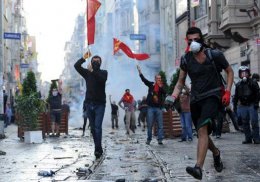 В Стамбуле полиция разогнала митингующих водометами