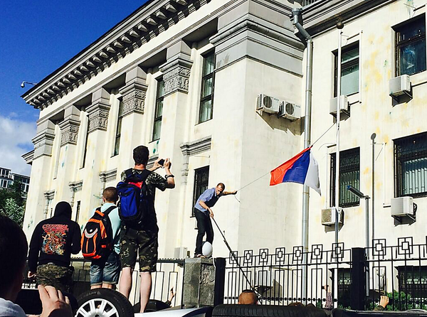 У посольства РФ в Киеве сорвали российский флаг и перевернули автомобили дипломатов (ФОТО)