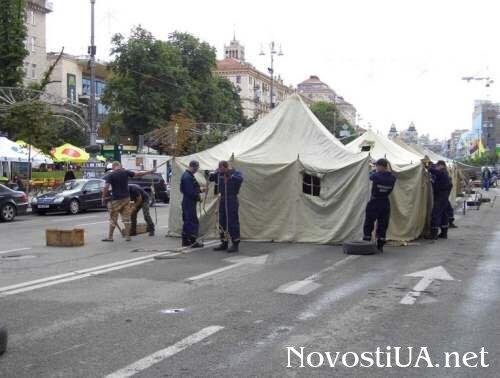Майдан "обрастает" новыми палатками (ФОТО)