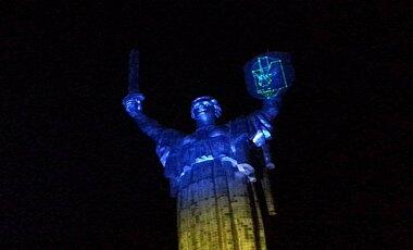 В Киеве статуя Родина-мать "оделась" в цвета национальной символики (ФОТО)