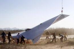 Полет и падение гигантского бумажного самолета (ВИДЕО)