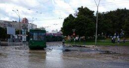 Во время обвала асфальта в Киеве никто не пострадал (ФОТО)