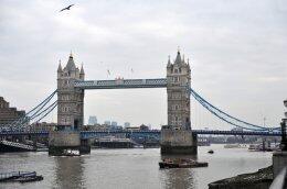 Экскурсионный теплоход врезался в Тауэрский мост в Лондоне (ВИДЕО)
