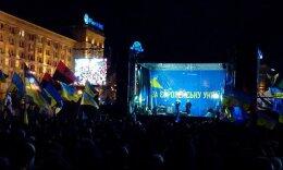 В центре Киева разбирают трибуну Евромайдана