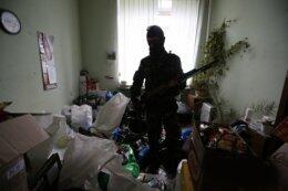 Террористы из батальона «Восток» разгромили офисы в Торезе (ВИДЕО)