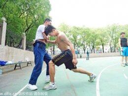 58-летний китаец работает "мальчиком для битья"
