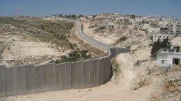 Коломойский предложил Порошенко построить стену вдоль всей границы с РФ (ФОТО) Коломойский предложил Порошенко построить стену вдоль всей границы с РФ (ФОТО)