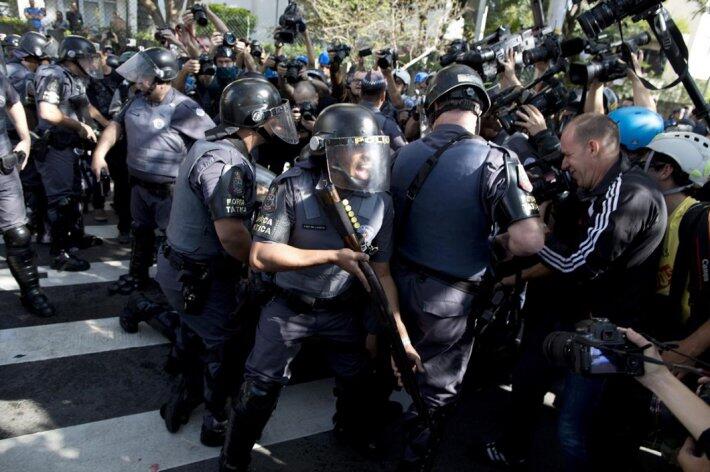 В Бразилии в день открытия ЧМ прошли массовые антифутбольные протесты. ЧМ-2014 (ФОТО)