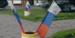 В Горловке российские флаги теперь украшают урны (ВИДЕО)