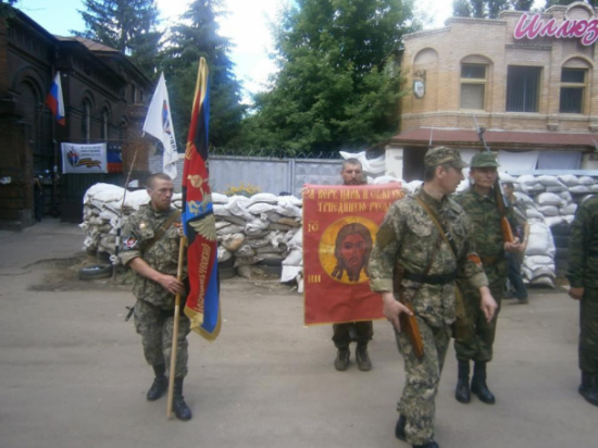 "Стрелок " устроил шествие по Славянску со своими бандитами (ФОТО)