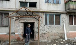 В результате артобстрела в Луганске получили повреждения школы и жилые дома