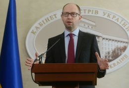 Арсений Яценюк за май получил самую высокую зарплату среди членов Кабмина