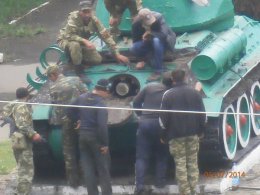 В Антраците террористы ремонтируют танк, простоявший на постаменте много лет (ФОТО)