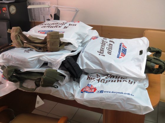 Сотрудники ЦТ «Дарынок» покупают бронежилеты для бойцов АТО (ФОТО)