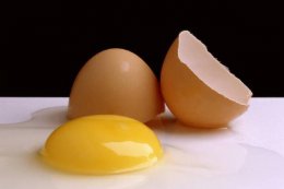 Врачи предлагают отказаться от употребления сырых яиц летом