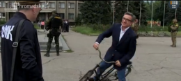 Тарута проехался на велосипеде в Славянске (ВИДЕО)