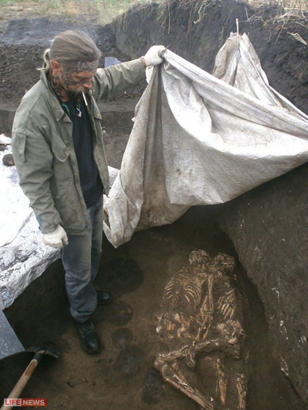 Под Ростовом обнаружено древнее захоронение обнявшихся мужчин (ФОТО)