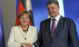 Меркель просит Порошенко обеспечить защиту мирных жителей в зоне АТО
