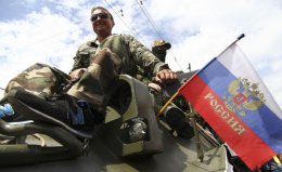 Колонна модифицированной бронетехники под флагами РФ въехала на территорию Луганщины