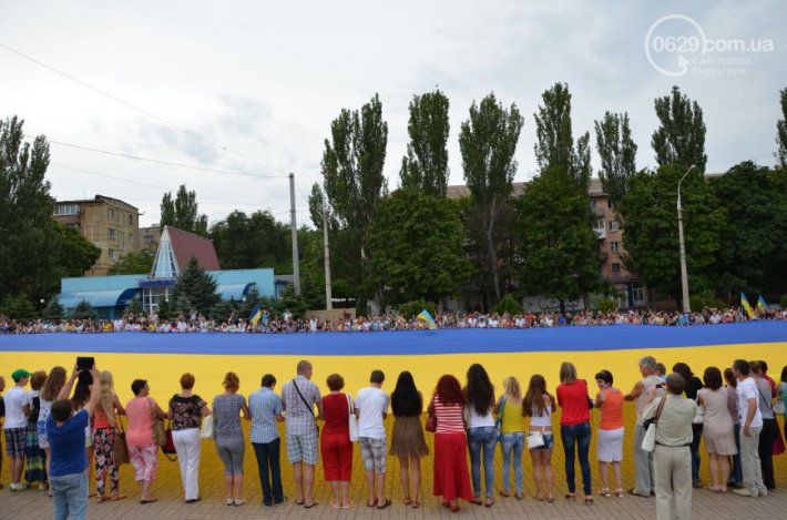 В Мариуполе растянули гигантский флаг Украины (ФОТО)