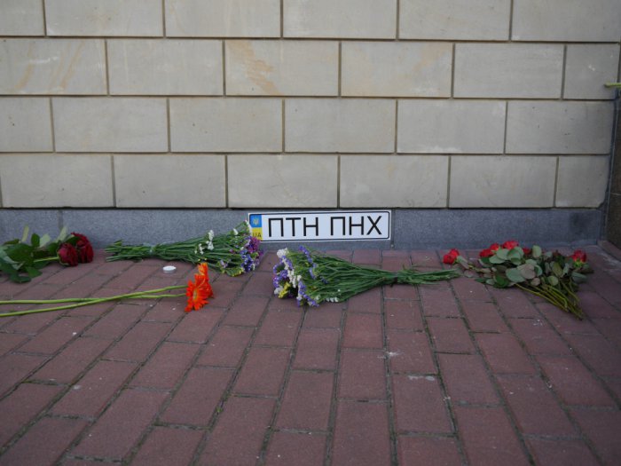 Киевляне массово несут цветы к посольству Нидерландов в Киеве (ВИДЕО)