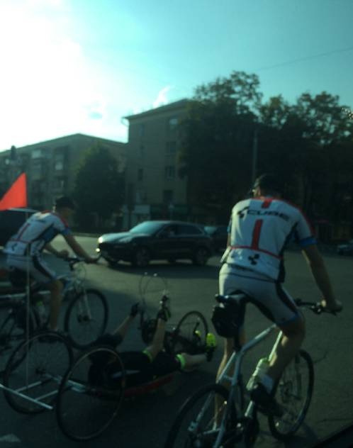 Кернес уже катается по Харькову на велосипеде (ФОТО)