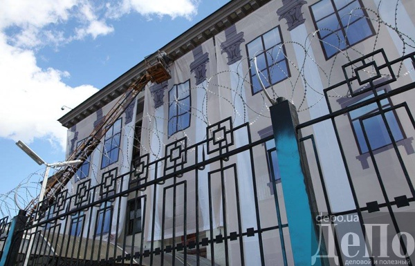 Здание посольства России в Киеве закрыли защитным баннером (ФОТО)