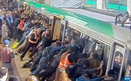 Десятки австралийцев наклонили пригородный поезд, чтобы спасти человека (ВИДЕО)