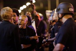 Американская полиция применила слезоточивый газ и резиновые пули для разгона митингующих