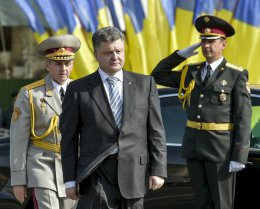 Украина больше никогда не будет отмечать 23 февраля, - Порошенко