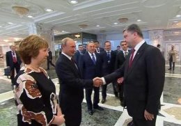 Вопреки многим ожиданиям Порошенко пожал руку Путину (ВИДЕО)