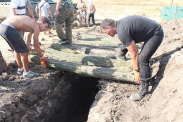 В Мариуполе местные жители роют окопы для защиты от российской армии (ФОТО)